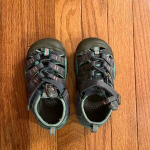KEEN Unisex-Child Newport H2 Closed Toe Water Sandals /Size 9